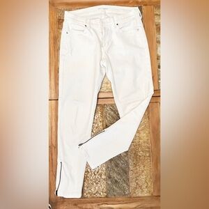 New/Never Worn Banana Republic White Skinny Ankle Zip jeans. Size 0